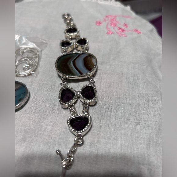 Absolutely Gorgeous Matching Necklace and Bracelet pieces by Hermosa. - Picture 12 of 16